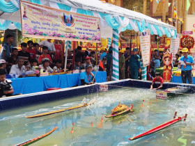  - Hàng nghìn du khách xem đua ghe ngo mini trên cạn ở Cần Thơ