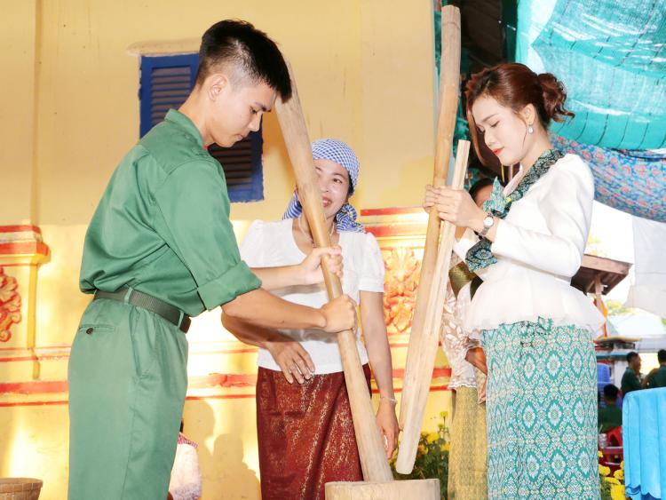 Du khách ấn tượng với Tết Quân Dân ở Cần Thơ