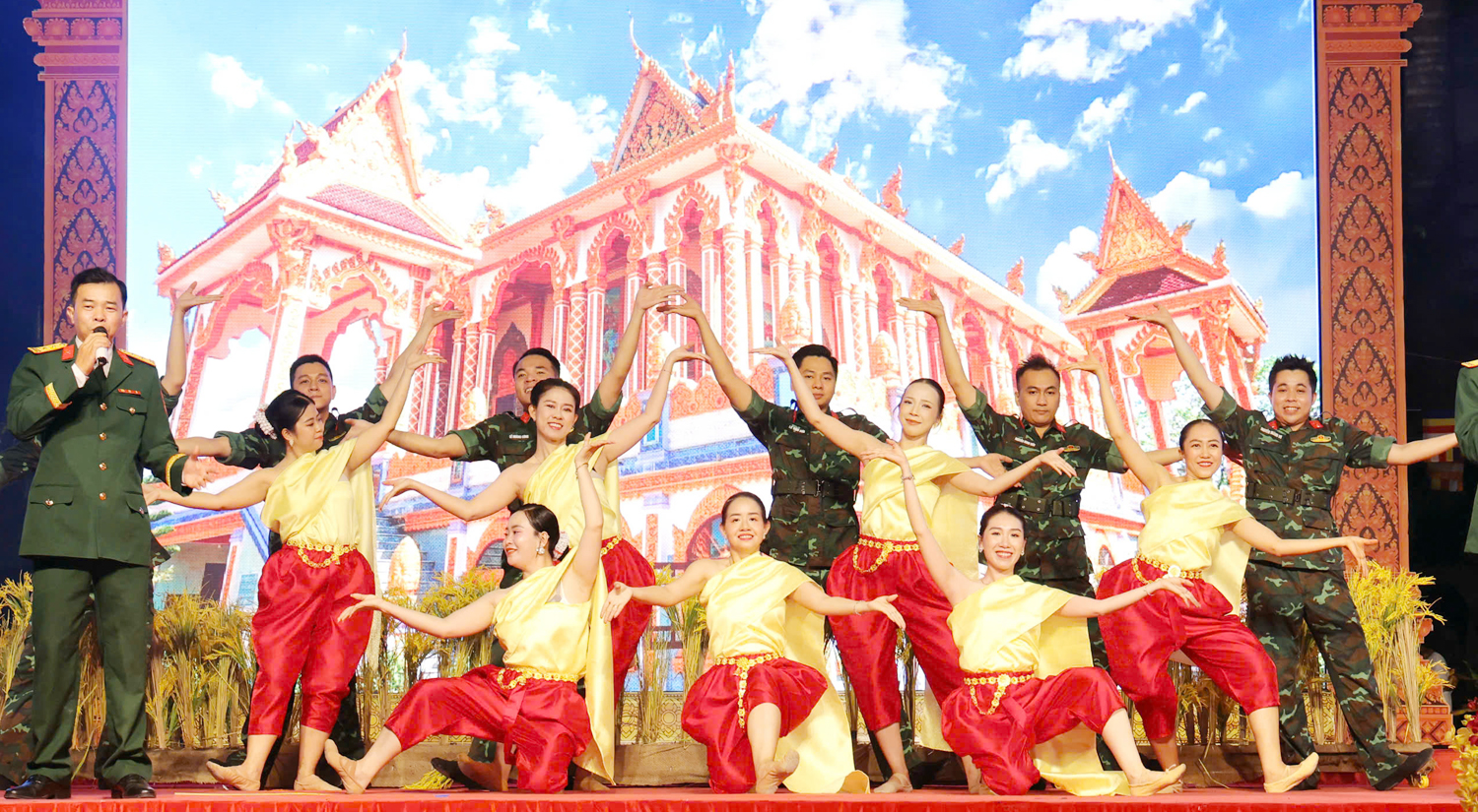 Du khách ấn tượng với Tết Quân Dân ở Cần Thơ - 1