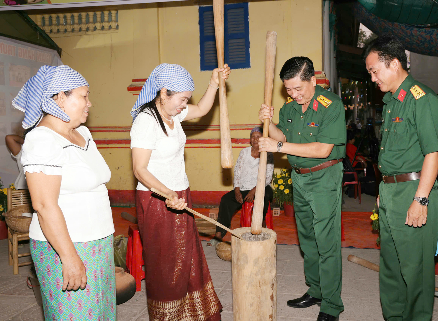 Du khách ấn tượng với Tết Quân Dân ở Cần Thơ - 8