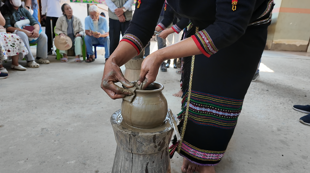 Nghề gốm thủ công của người M’nông: Di sản giữa dòng chảy hiện đại - 2