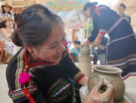 - Nghề gốm thủ công của người M’nông: Di sản giữa dòng chảy hiện đại