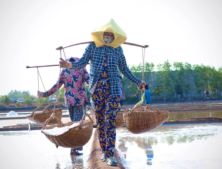 Giữ nghề muối trong từng khuôn hình