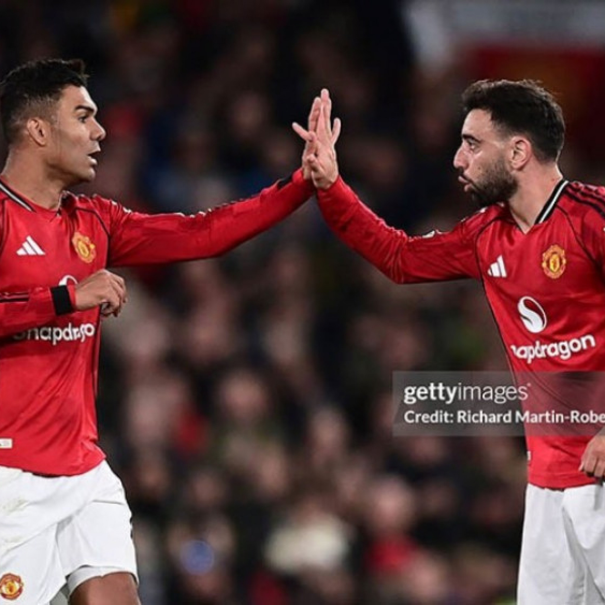  - MU  thảm bại tại Old Trafford: Hàng thủ báo động, Fernandes vẫn sáng