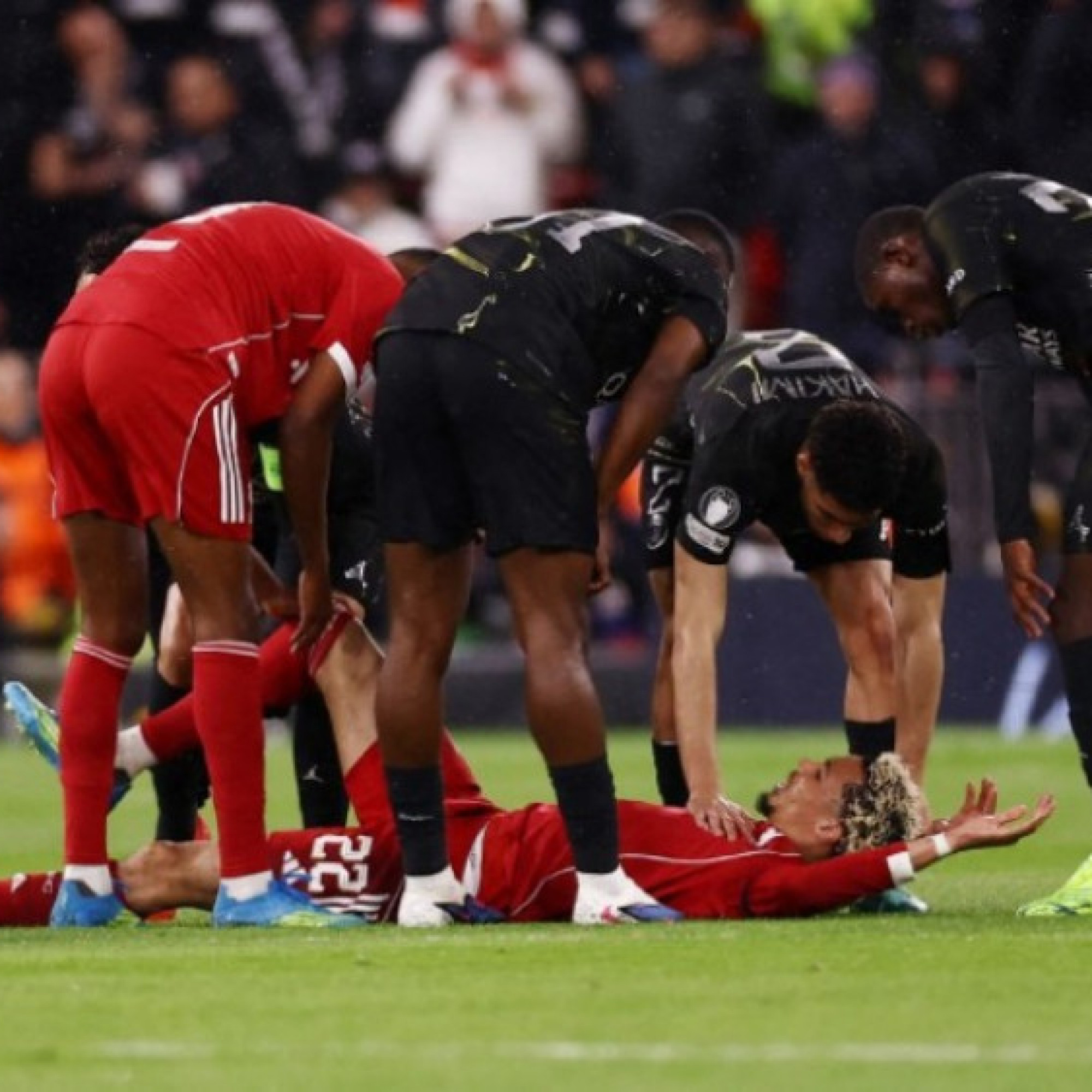  - Liverpool thua đơn thiệt kép: Ekitike dính chấn thương cực nặng, phải nghỉ bao lâu?