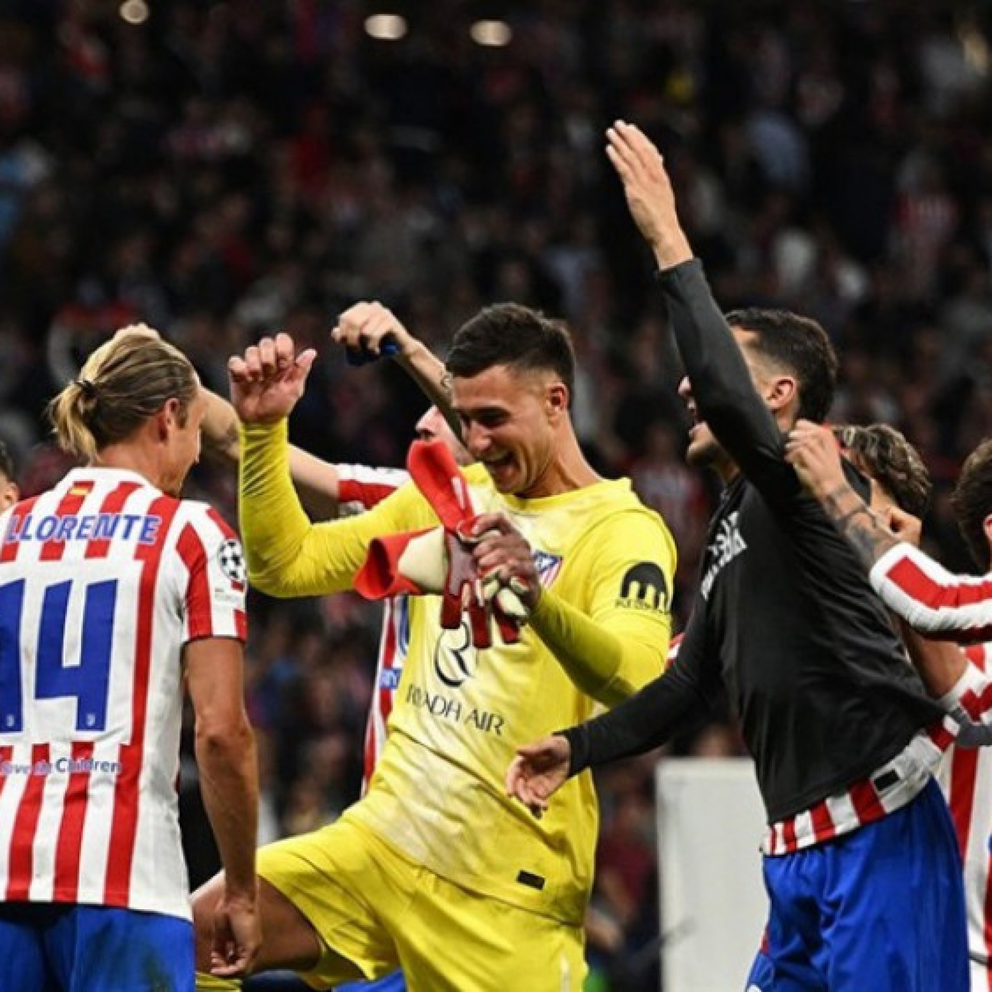  - 2 anh hào vào bán kết Cúp C1: Atletico loại Barcelona, PSG nhấn chìm Liverpool