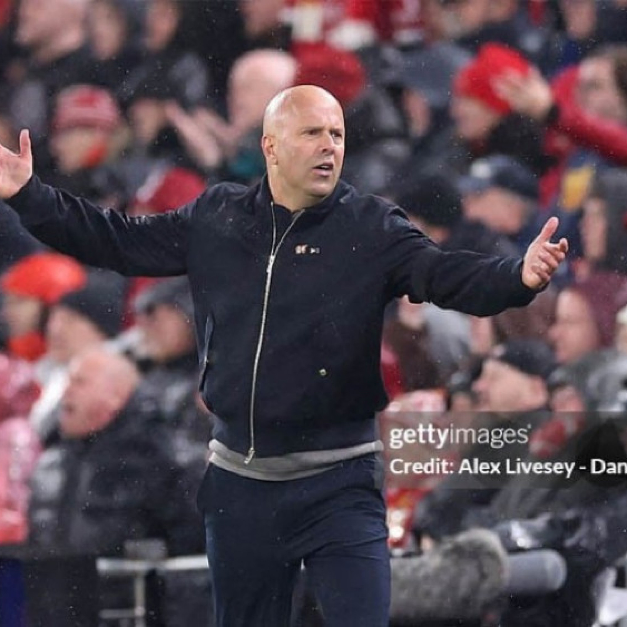  - Tin mới nhất bóng đá sáng 15/4: HLV Slot bức xúc vì Liverpool mất phạt đền