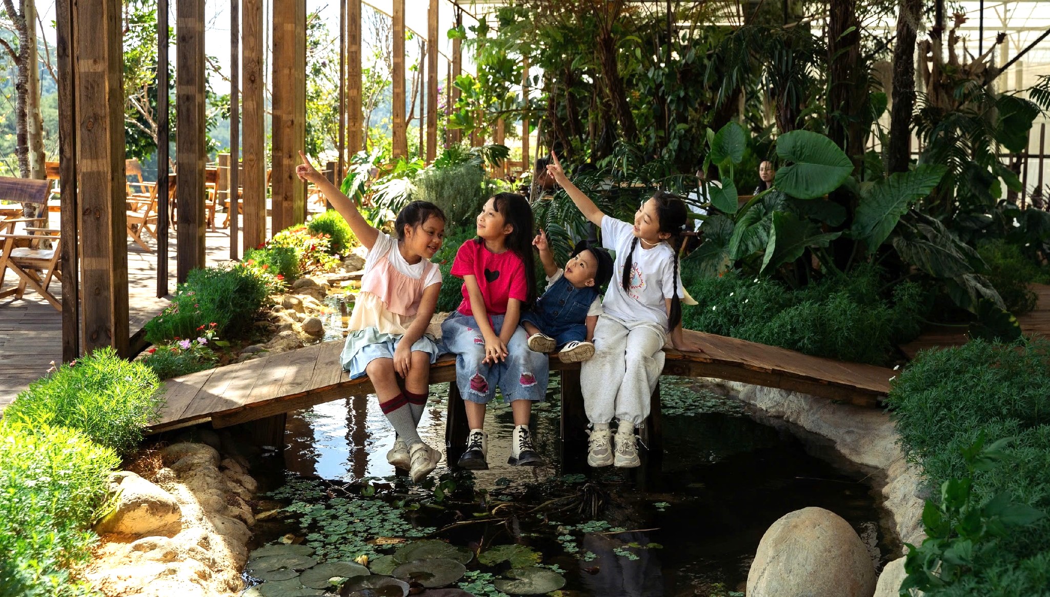 Du khách trải nghiệm thu hoạch và ăn rau sạch tại chỗ ở Đà Lạt - 6