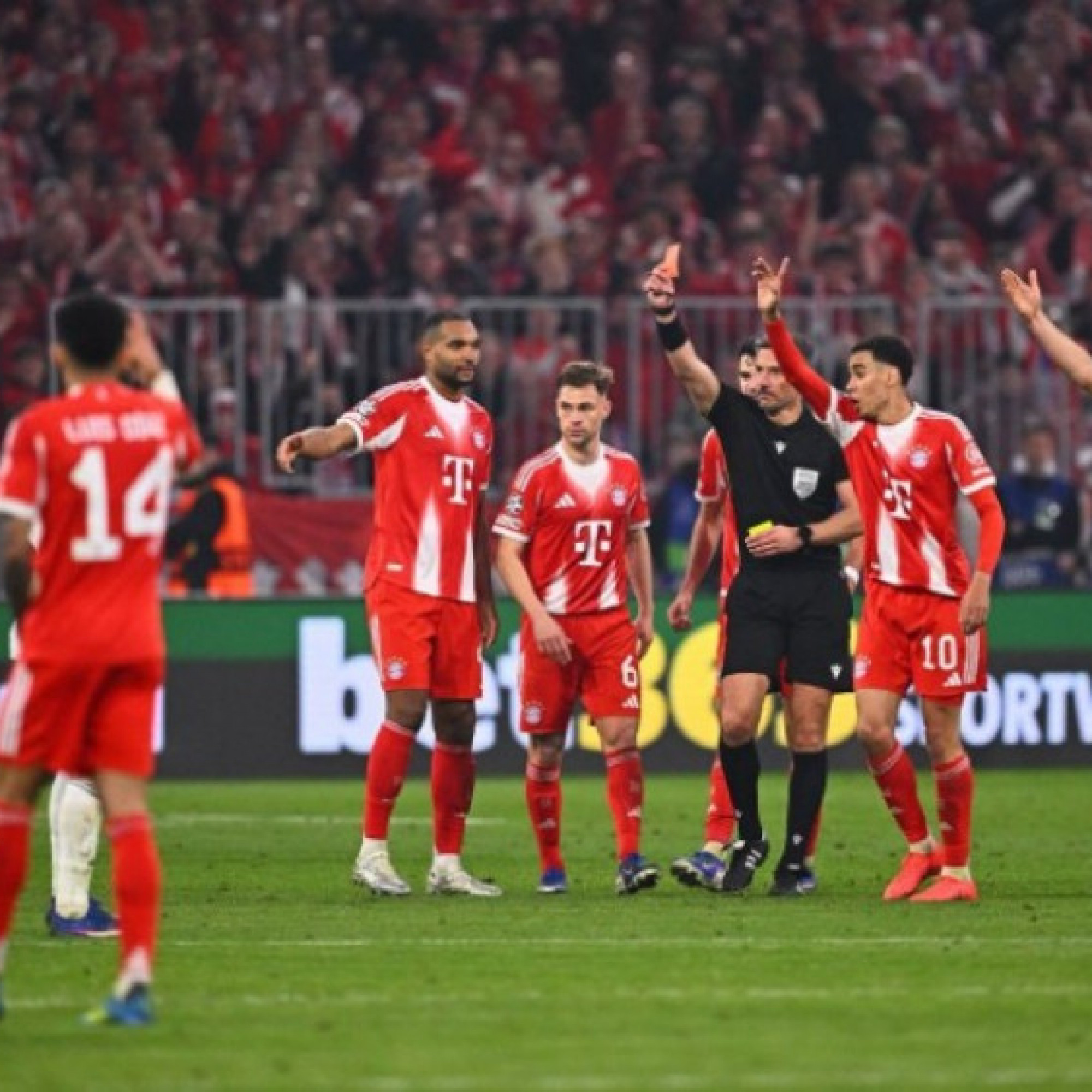  - Tranh cãi Camavinga lĩnh thẻ đỏ: Arbeloa mắng trọng tài, báo Tây Ban Nha đòi công lý