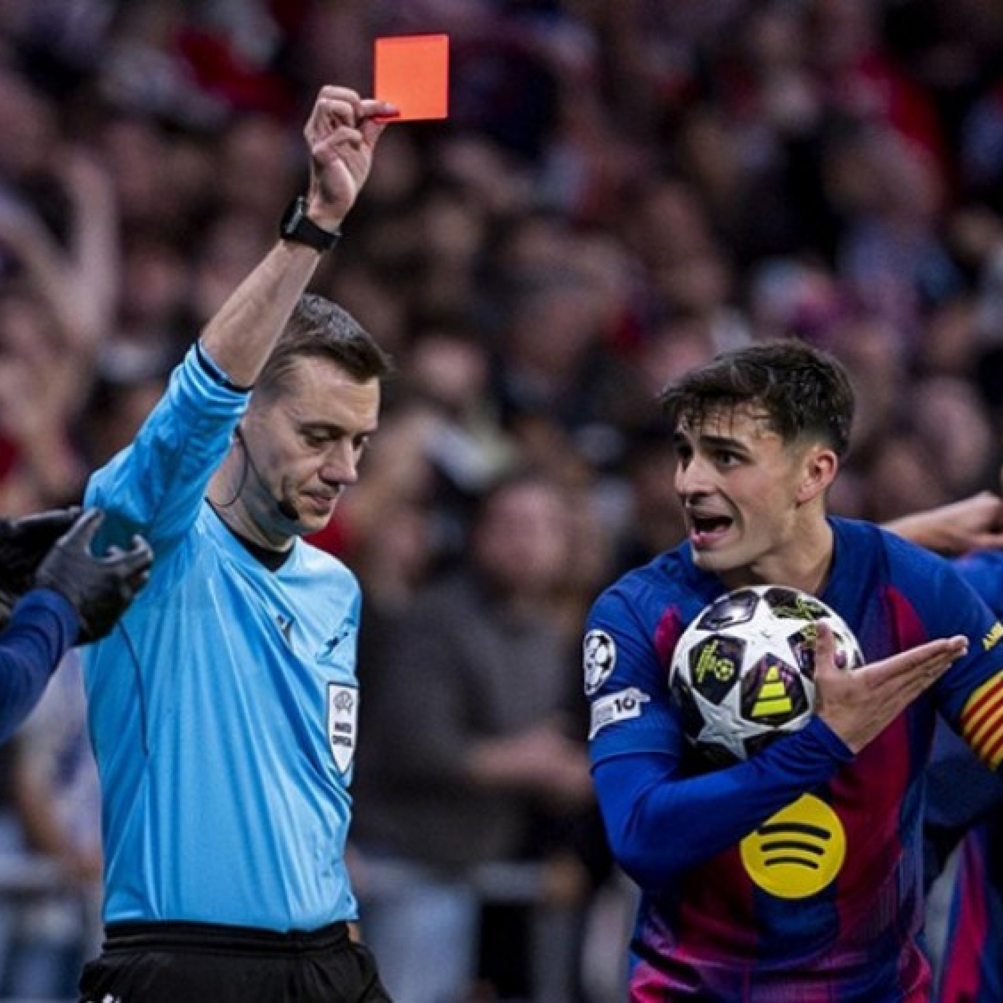  - "Lời nguyền thẻ đỏ" ám ảnh Barcelona ở Cúp C1: Gã khổng lồ có đôi chân đất sét