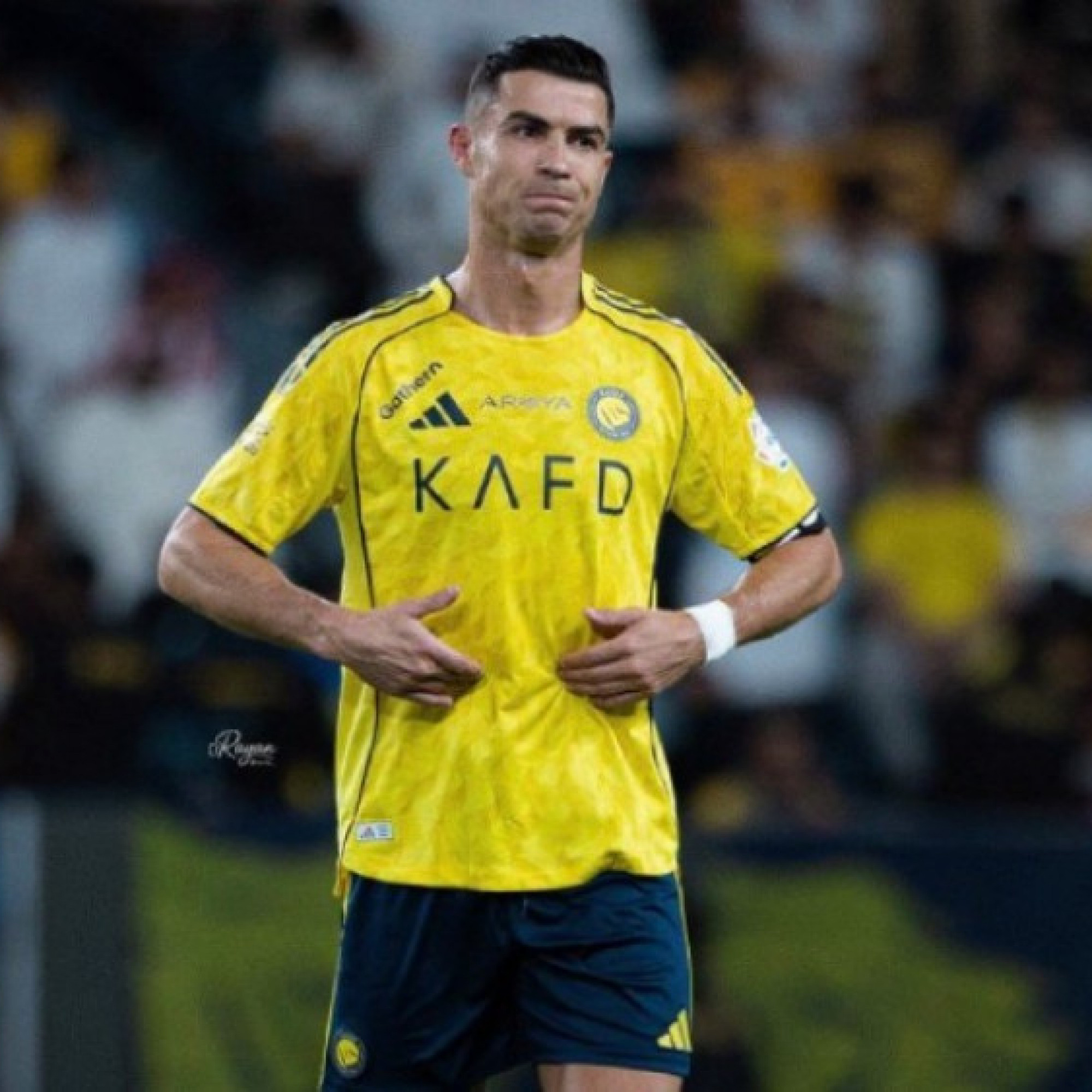  - Ngỡ ngàng Ronaldo bị nôn mửa: Fan lo sốt vó, tình trạng sức khỏe ra sao?