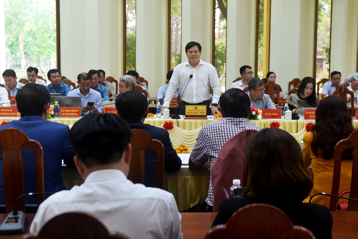 doanh nhan quang ngai tai tp.hcm khao sat trong cay duoc lieu duoi tan rung - 3