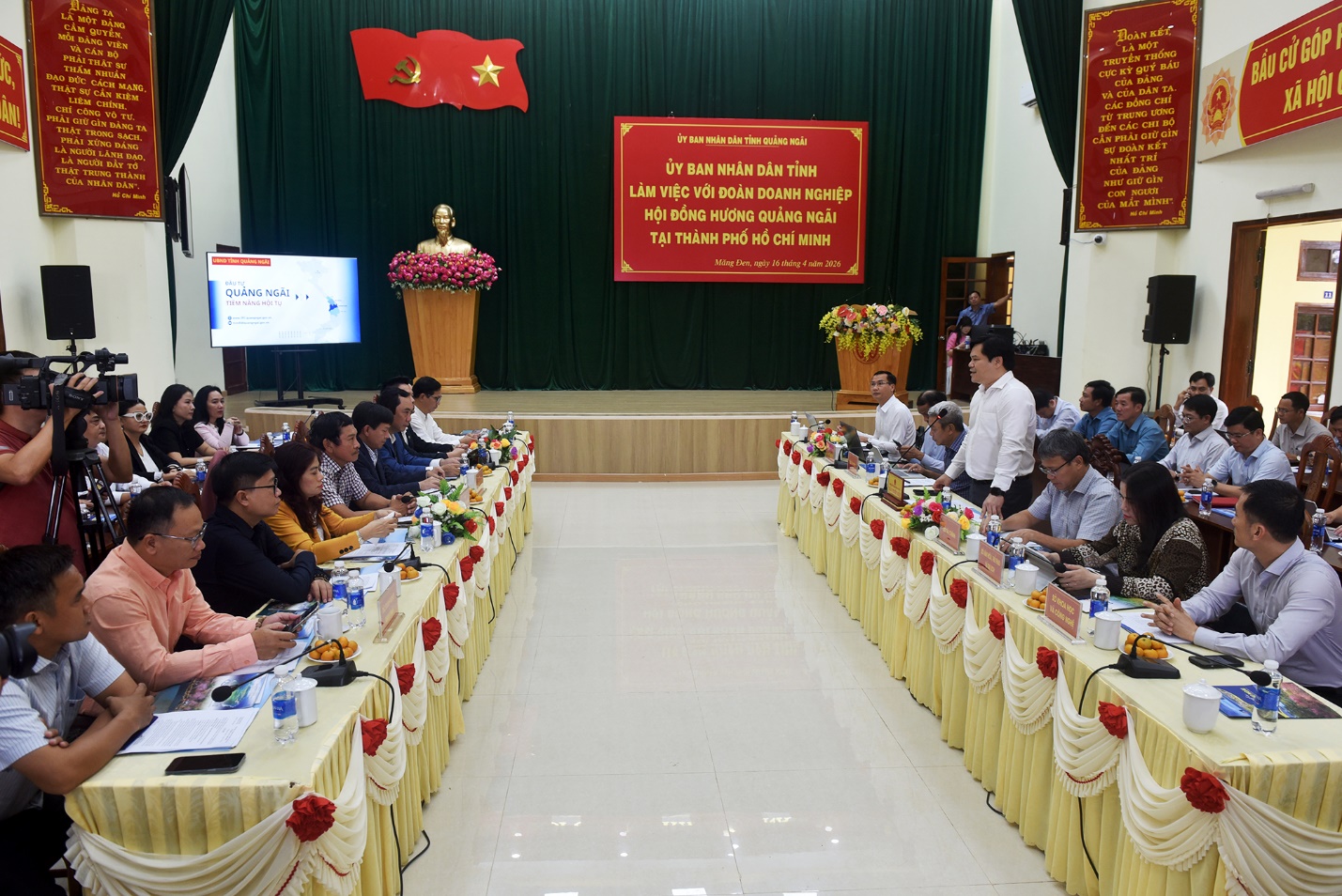 doanh nhan quang ngai tai tp.hcm khao sat trong cay duoc lieu duoi tan rung - 2