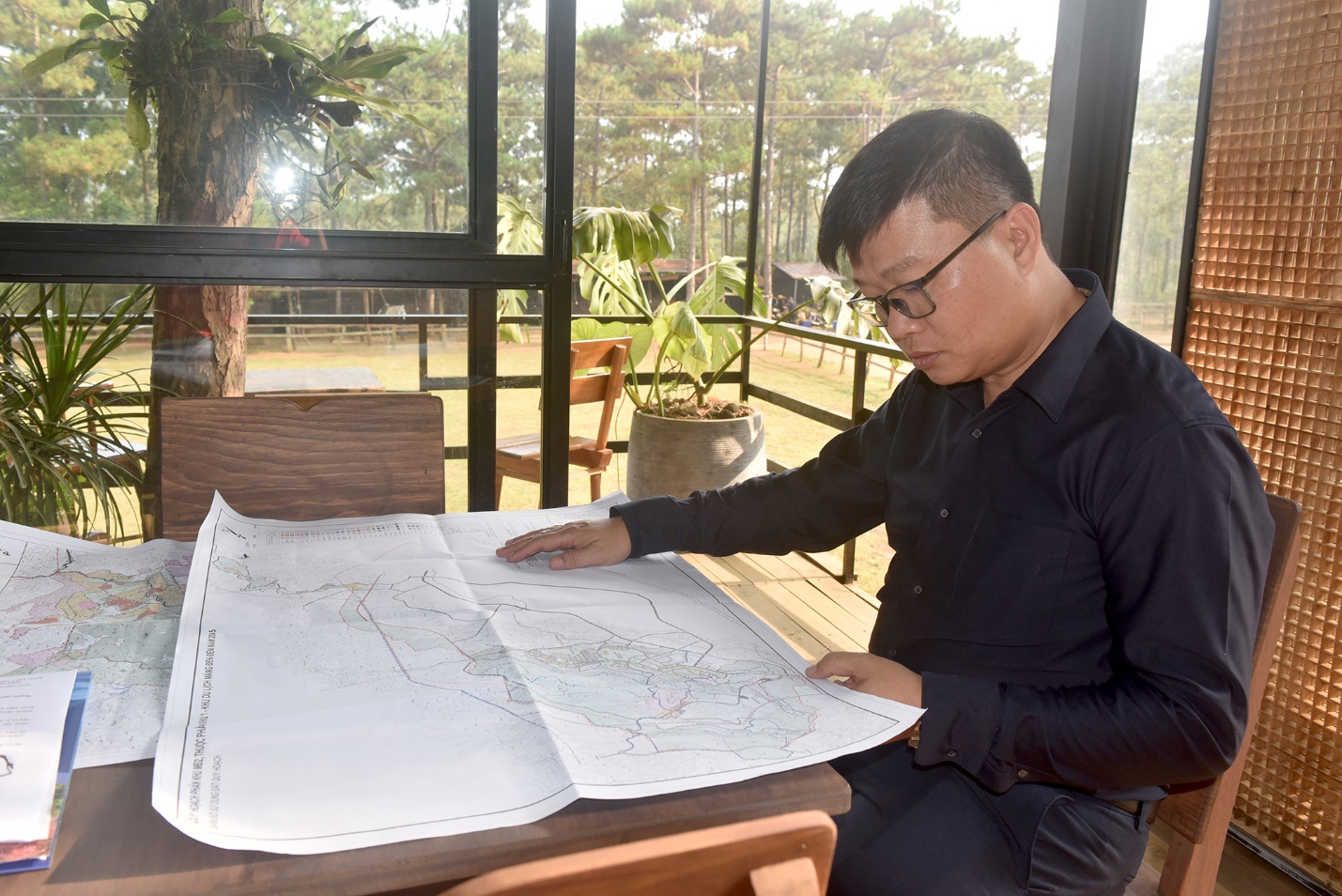 doanh nhan quang ngai tai tp.hcm khao sat trong cay duoc lieu duoi tan rung - 10