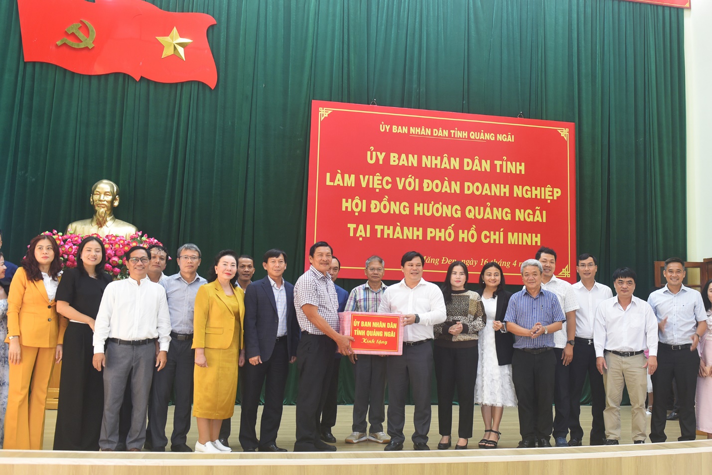 doanh nhan quang ngai tai tp.hcm khao sat trong cay duoc lieu duoi tan rung - 14