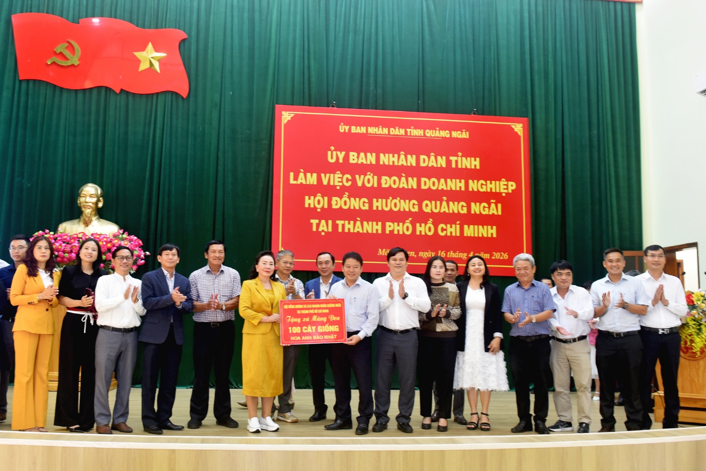 doanh nhan quang ngai tai tp.hcm khao sat trong cay duoc lieu duoi tan rung - 12