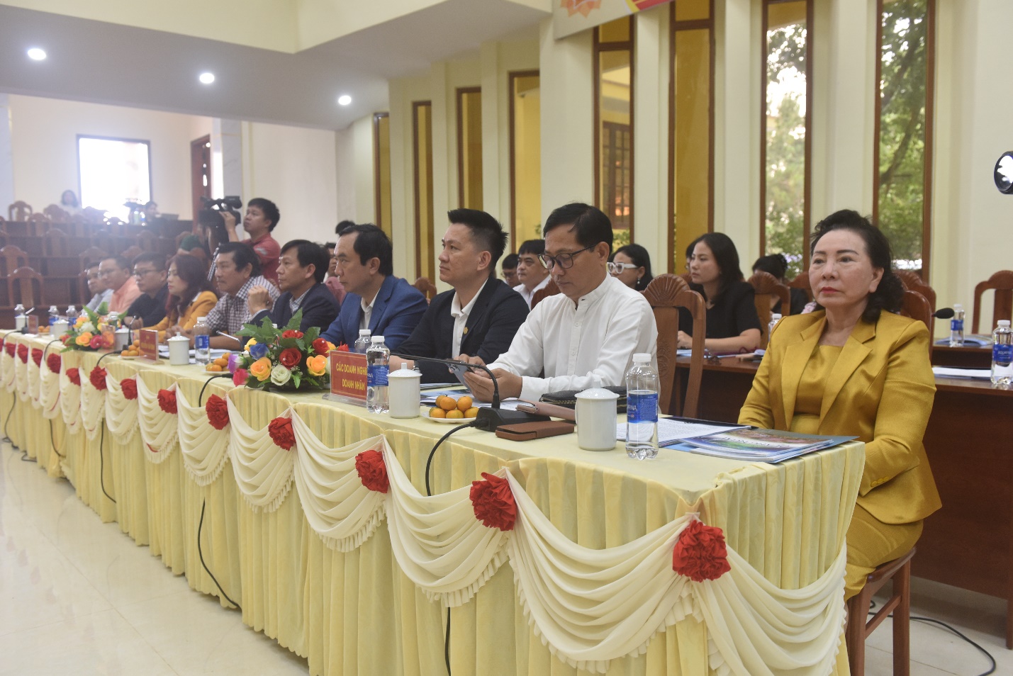 doanh nhan quang ngai tai tp.hcm khao sat trong cay duoc lieu duoi tan rung - 7