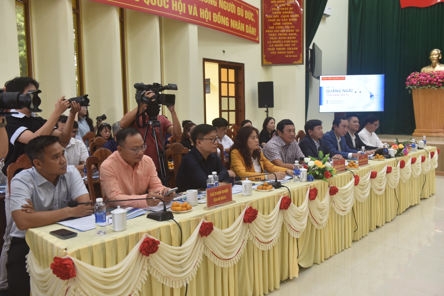 doanh nhan quang ngai tai tp.hcm khao sat trong cay duoc lieu duoi tan rung - 8