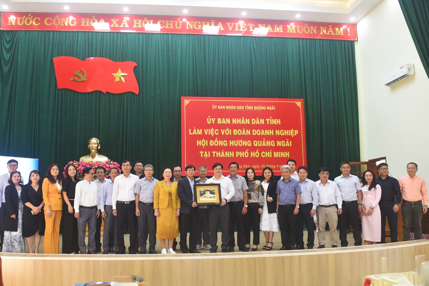 doanh nhan quang ngai tai tp.hcm khao sat trong cay duoc lieu duoi tan rung - 13