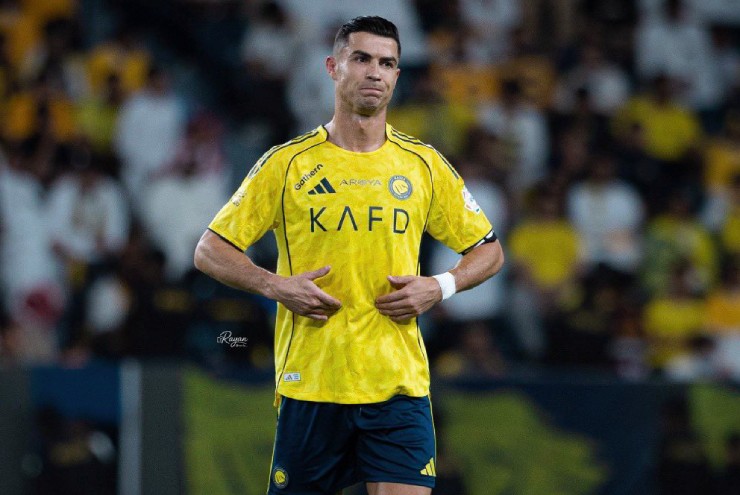 Ngỡ ngàng Ronaldo bị nôn mửa: Fan lo sốt vó, tình trạng sức khỏe ra sao? - 1