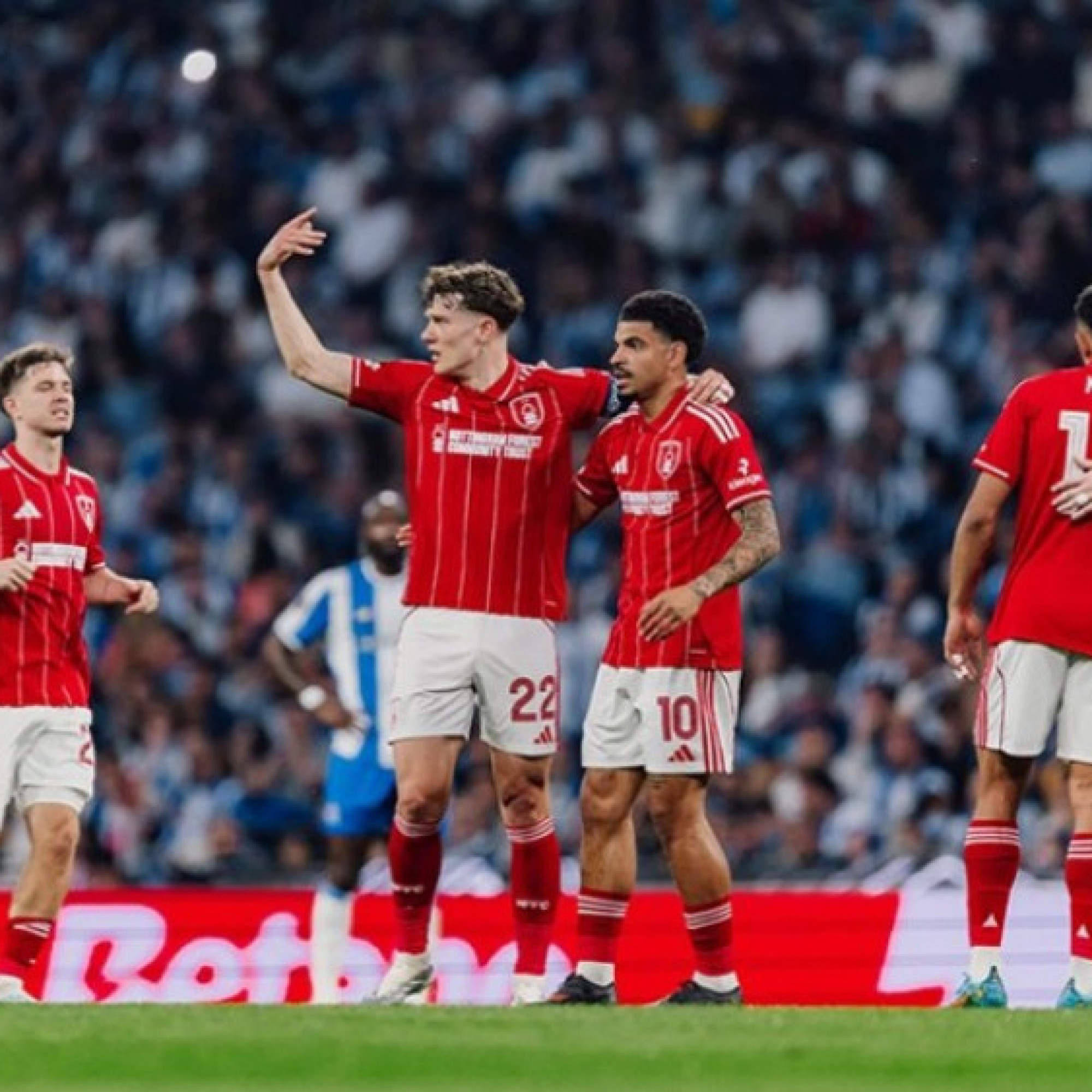  - Kịch bản điên rồ Nottingham Forest vừa đá Cúp C1 vừa đá... hạng Nhất Anh