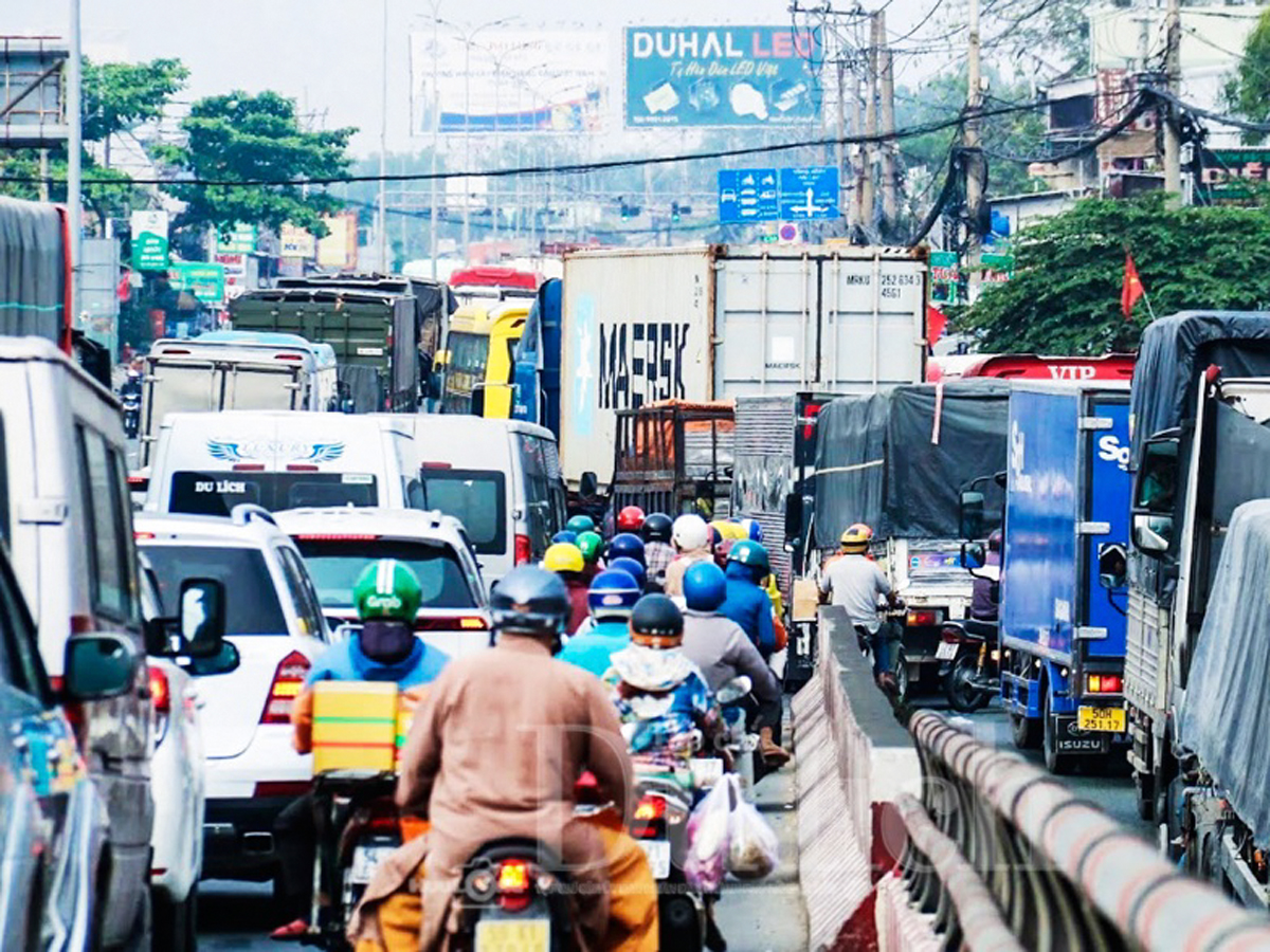 Tăng cường xử lý nồng độ cồn, ngăn chặn chạy xe gây rối đảm bảo an toàn dịp lễ - 2