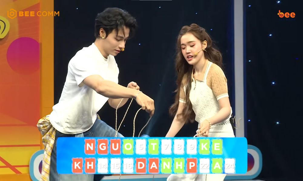 Bộ đôi Á hậu cuộc thi Hoa hậu Biển Việt Nam 2025 “căng não” trước loạt thử thách khó tại “Úm Ba La Ra Chữ Gì?” - 3