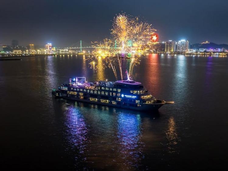 Du lịch biển - 60 tàu du lịch trình diễn Lễ hội ánh sáng trên vịnh Hạ Long