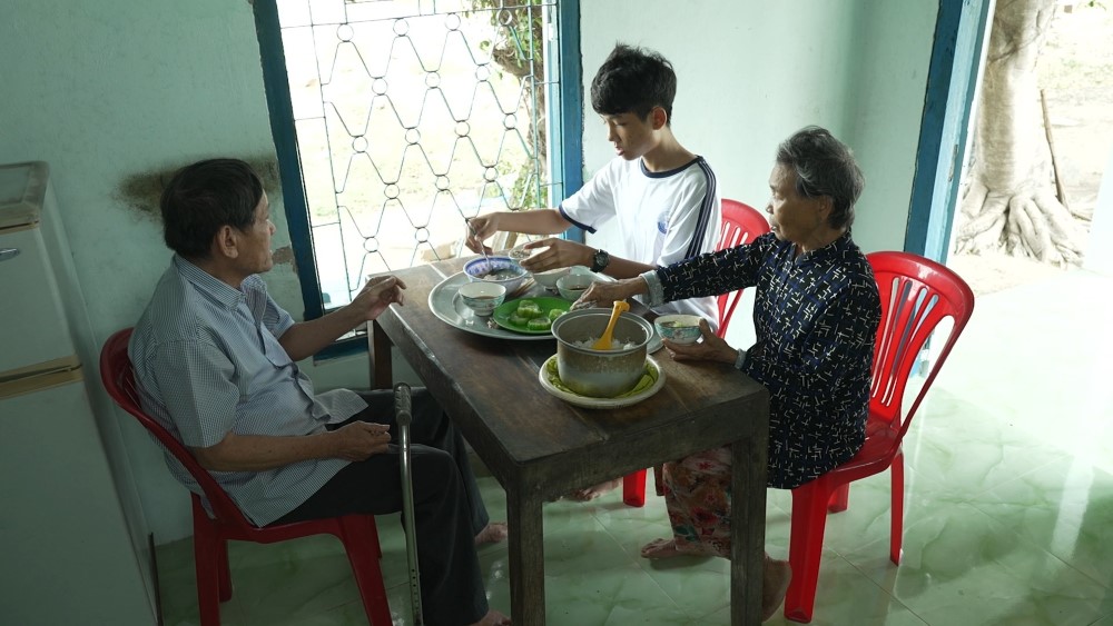 Đại Nghĩa, Nguyễn Đình Vũ, Phương Anh Bolero nghẹn ngào trước cậu bé 13 tuổi nương tựa ông bà cố lớn tuổi - 3