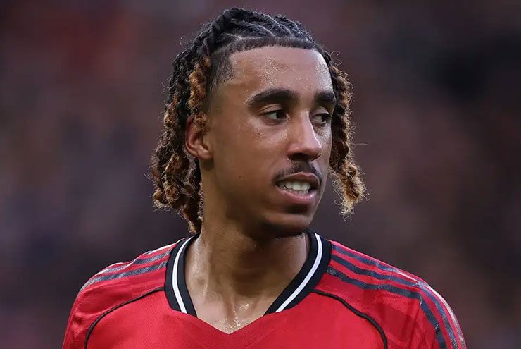 MU mất thêm Yoro vì chấn thương, hàng thủ còn bao nhiêu người trước đại chiến Chelsea? - 1