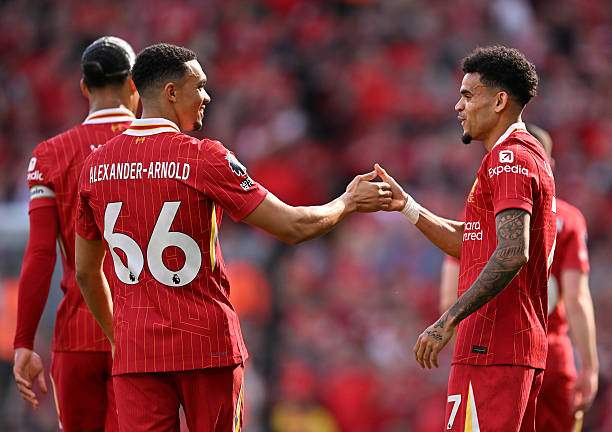 Liverpool đang có mùa giải "bi thảm": Tai ương ập đến cả trong & ngoài sân cỏ - 3