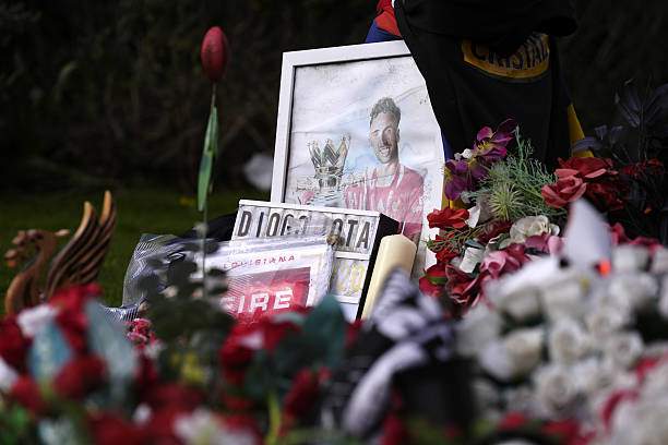 Liverpool đang có mùa giải "bi thảm": Tai ương ập đến cả trong & ngoài sân cỏ - 1