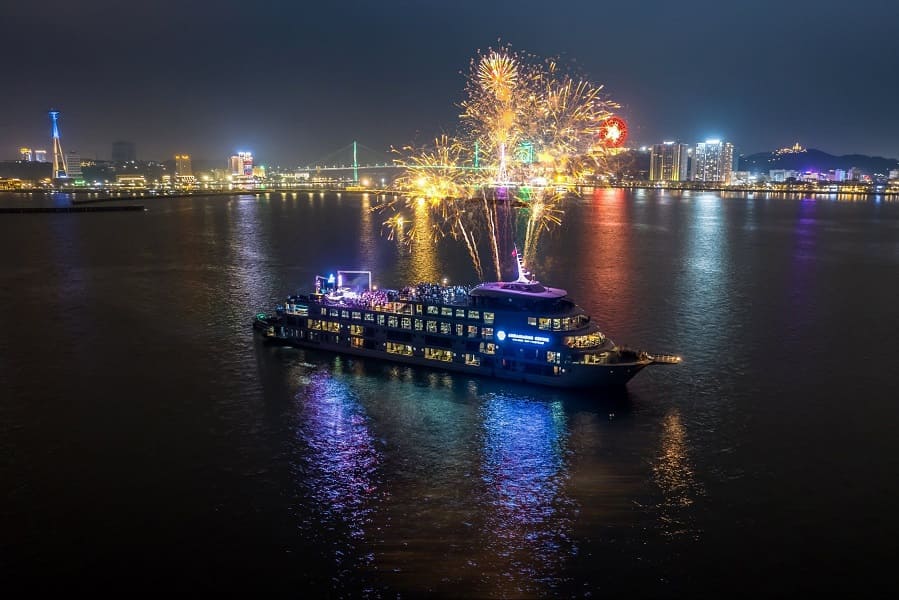 60 tàu du lịch trình diễn Lễ hội ánh sáng trên vịnh Hạ Long - 1