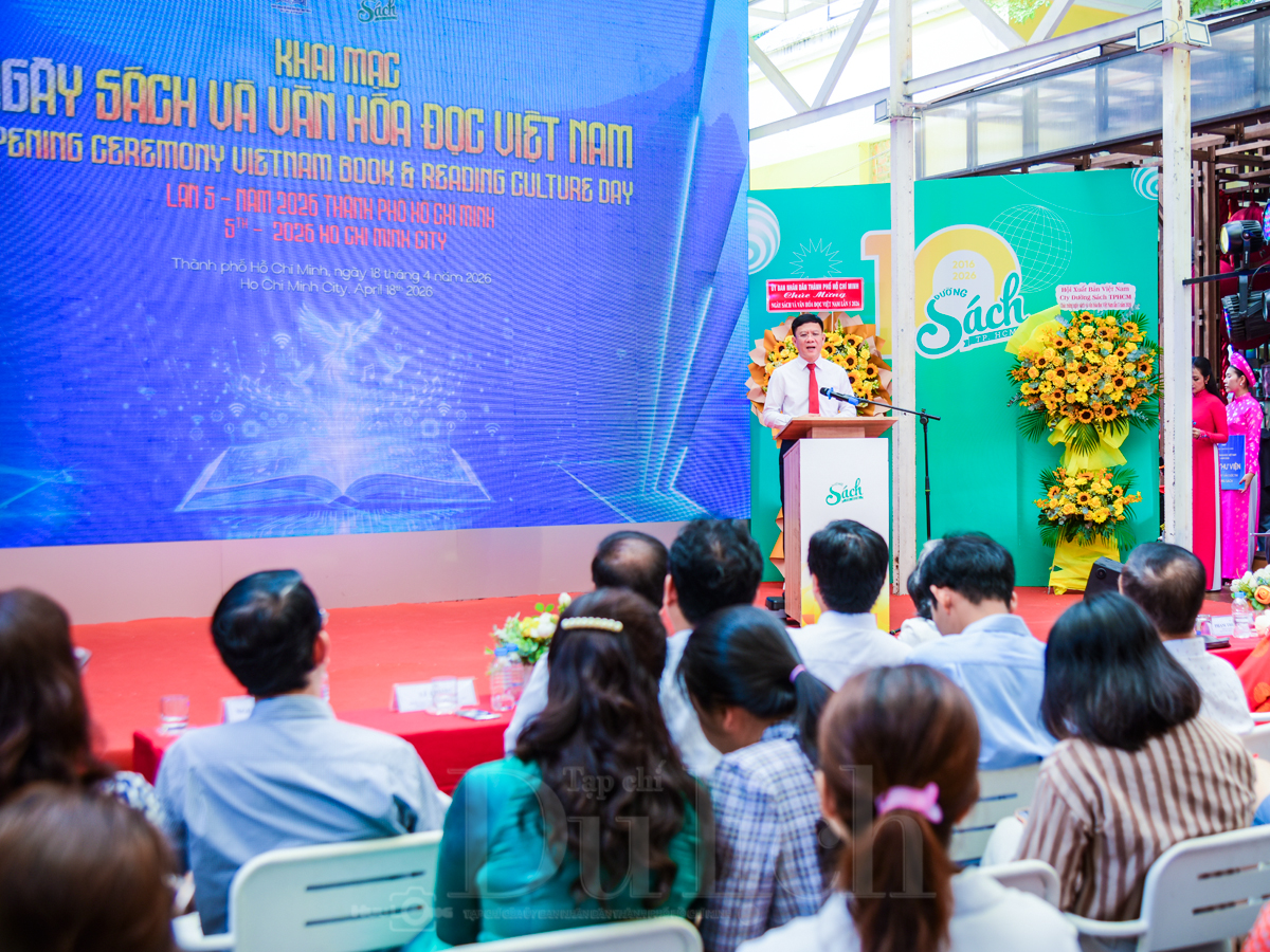 Dòng người nườm nượp đổ về Đường sách TP.HCM trong ngày hội tri thức - 4