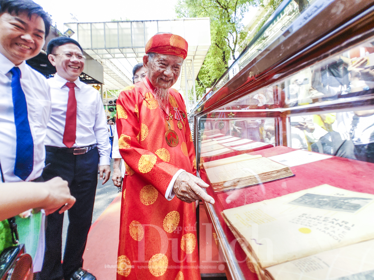 Dòng người nườm nượp đổ về Đường sách TP.HCM trong ngày hội tri thức - 8