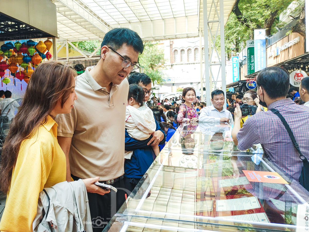 Dòng người nườm nượp đổ về Đường sách TP.HCM trong ngày hội tri thức - 7