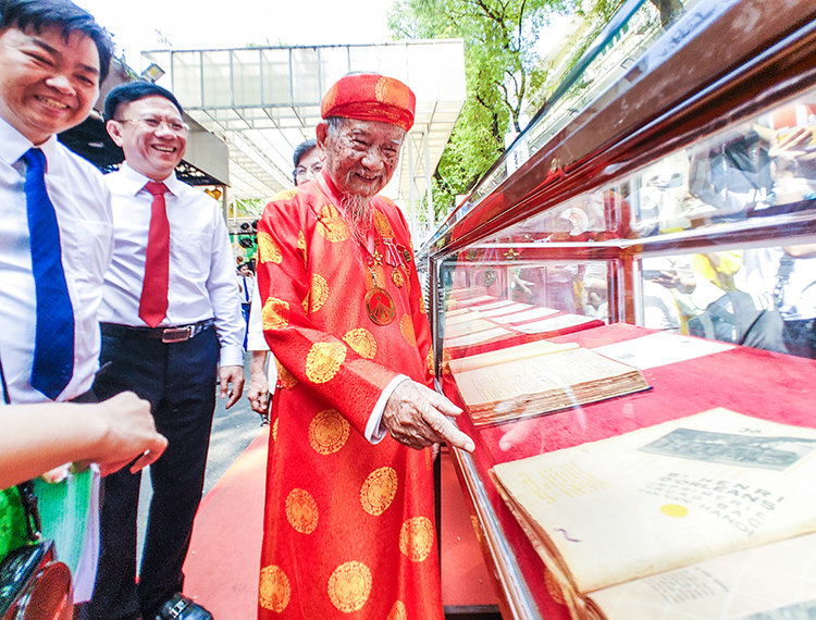 Dòng người nườm nượp đổ về Đường sách TP.HCM trong ngày hội tri thức