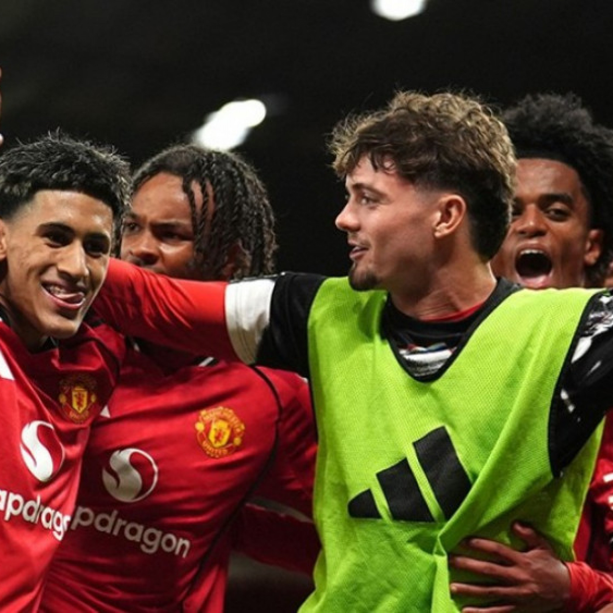  - "Thần đồng" 15 tuổi tỏa sáng, U18 MU vào chung kết FA Youth Cup gặp Man City