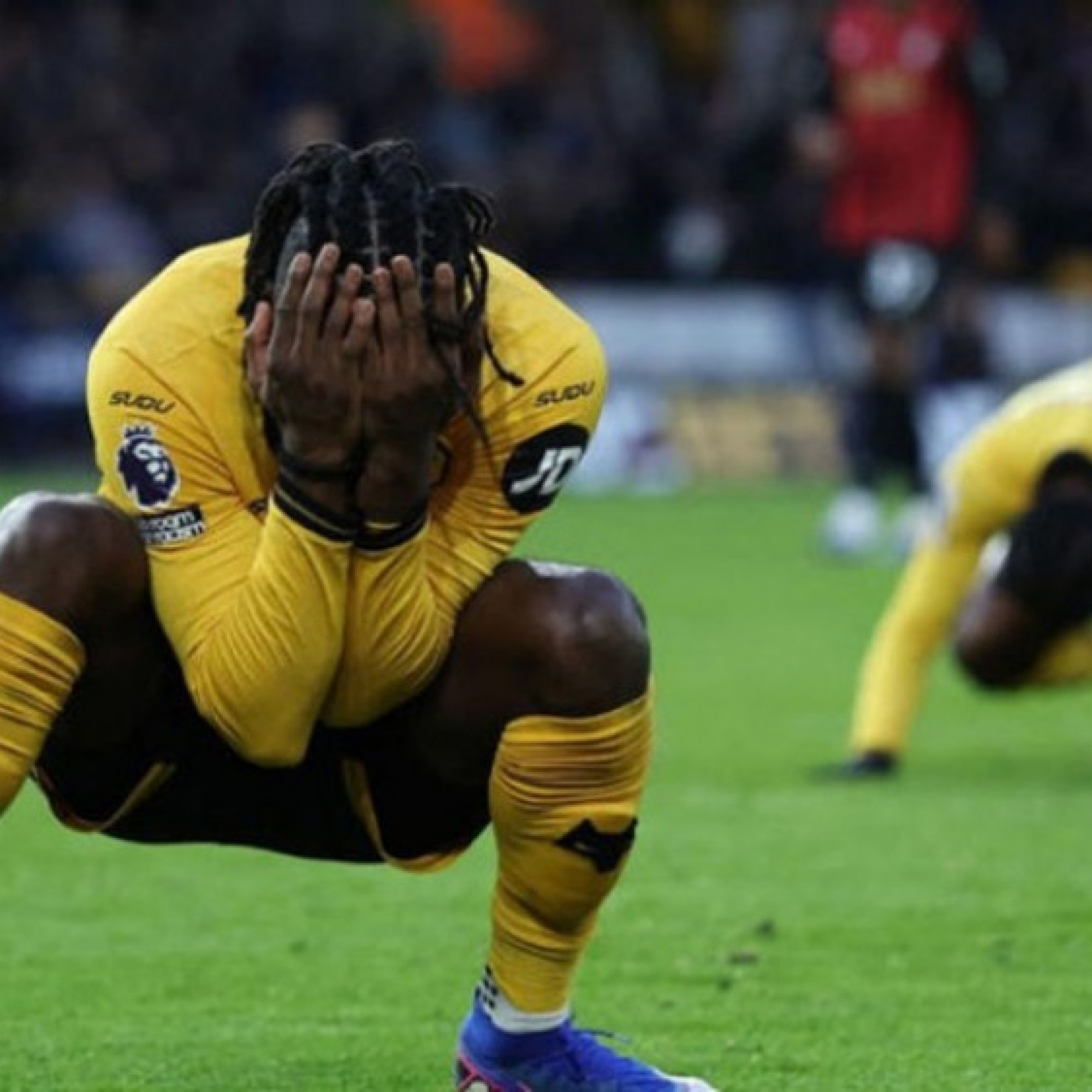  - Ngoại hạng Anh sắp có đội xuống hạng đầu tiên: Bên bờ vực thẳm