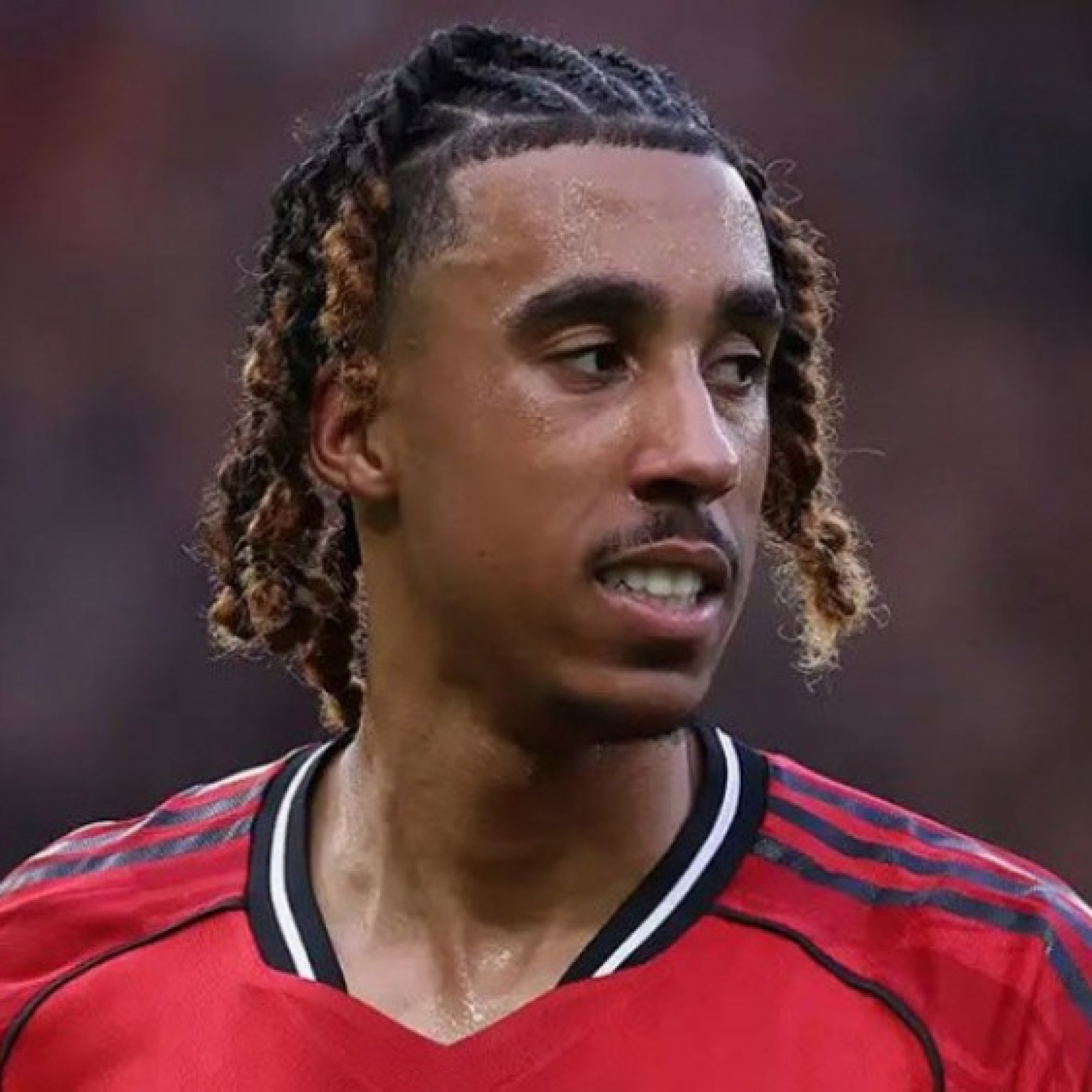 MU mất thêm Yoro vì chấn thương, chuyện lạ Carrick đăng ký 4 thủ môn đấu Chelsea