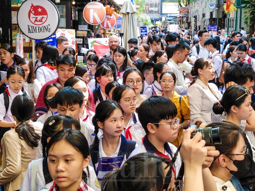 Dòng người nườm nượp đổ về Đường sách TP.HCM trong ngày hội tri thức - 6