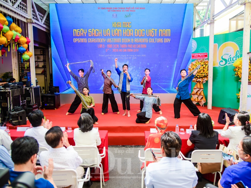 Dòng người nườm nượp đổ về Đường sách TP.HCM trong ngày hội tri thức - 2