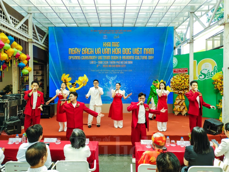 Dòng người nườm nượp đổ về Đường sách TP.HCM trong ngày hội tri thức - 1