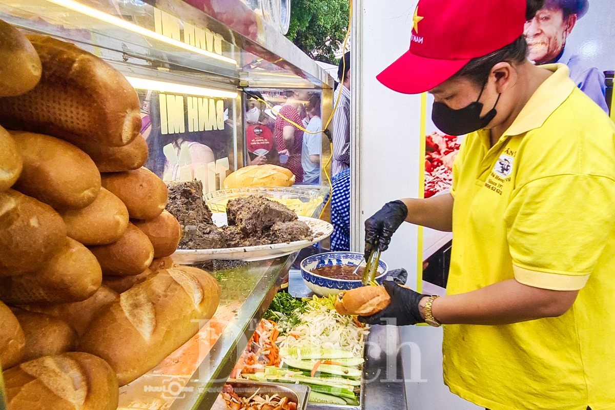 Bánh mì Sài Gòn: Những lát cắt văn hóa ẩn mình trong lớp vỏ giòn tan - 12