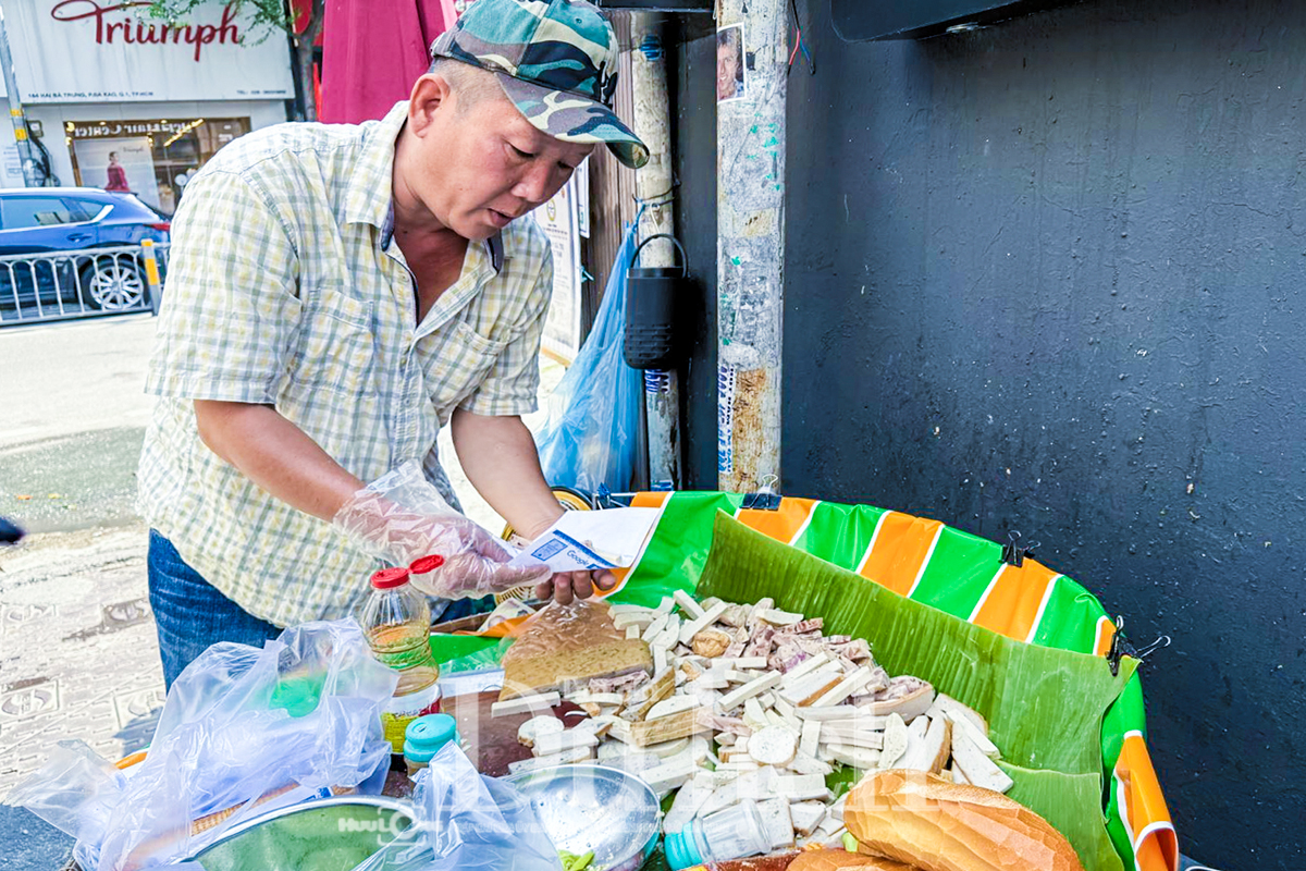 Bánh mì Sài Gòn: Những lát cắt văn hóa ẩn mình trong lớp vỏ giòn tan - 6