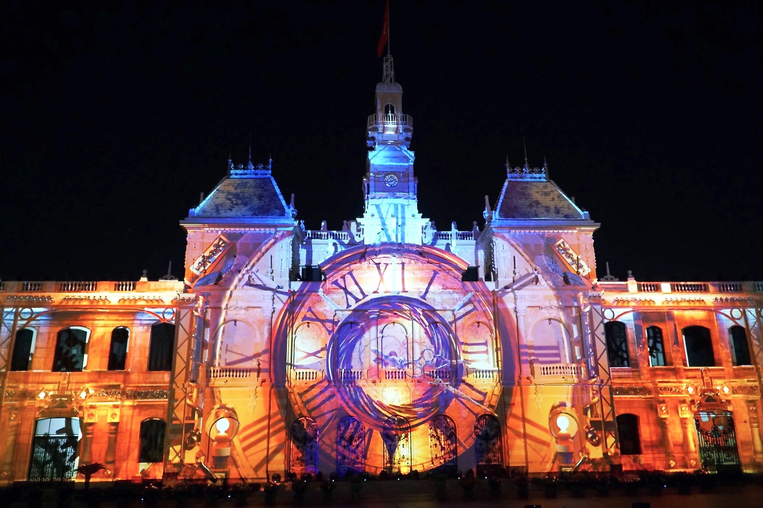 Khi trụ sở UBND TP.HCM trở thành điểm tham quan - 1