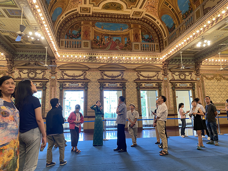 Khi trụ sở UBND TP.HCM trở thành điểm tham quan - 2