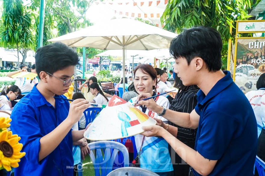 Check-in Đường sách Thủ Đức: Điểm hẹn văn hóa rực rỡ sắc màu ngày khai mạc - 7