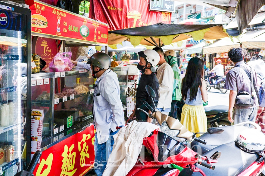 Bánh mì Sài Gòn: Những lát cắt văn hóa ẩn mình trong lớp vỏ giòn tan - 9