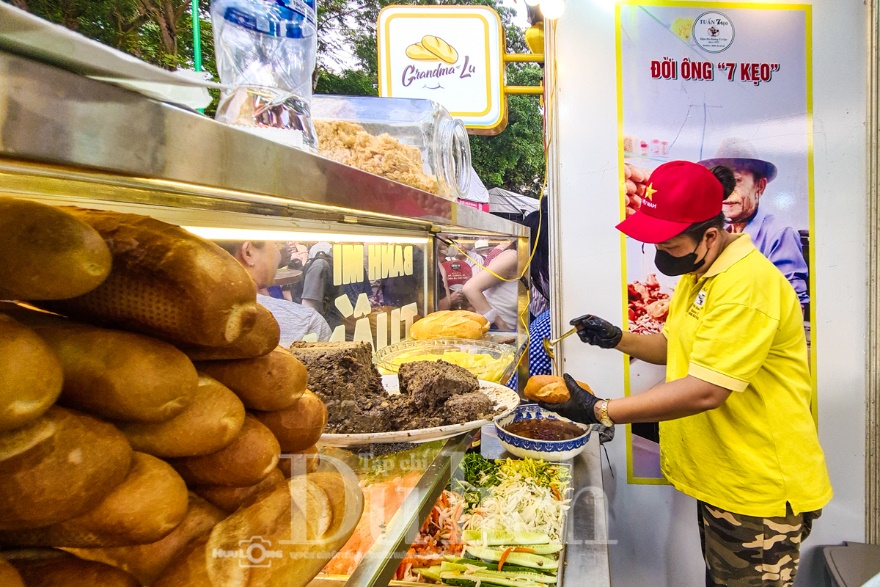 Bánh mì Sài Gòn: Những lát cắt văn hóa ẩn mình trong lớp vỏ giòn tan - 11